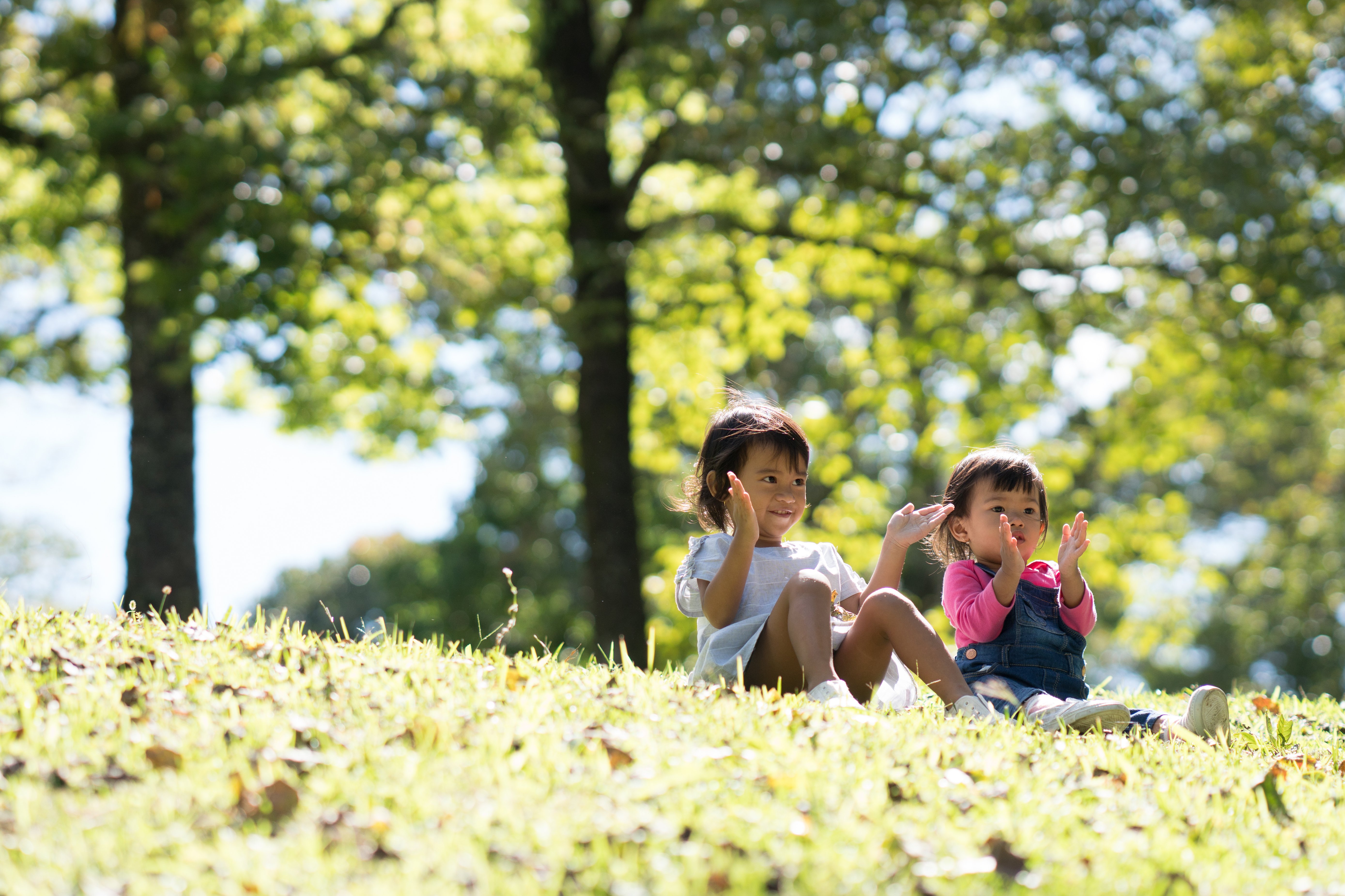 children clapping together